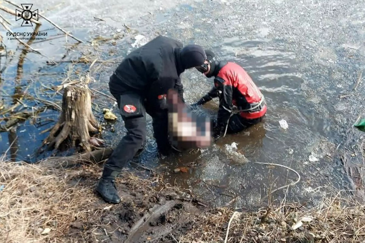 У Дніпрі водолази-рятувальники дістали з-під криги тіло загиблої жінки