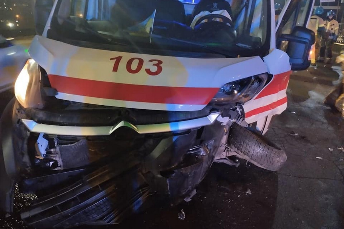 На Дніпропетровщині п’яний 32-річний водій протаранив швидку: уся бригада отримала травми