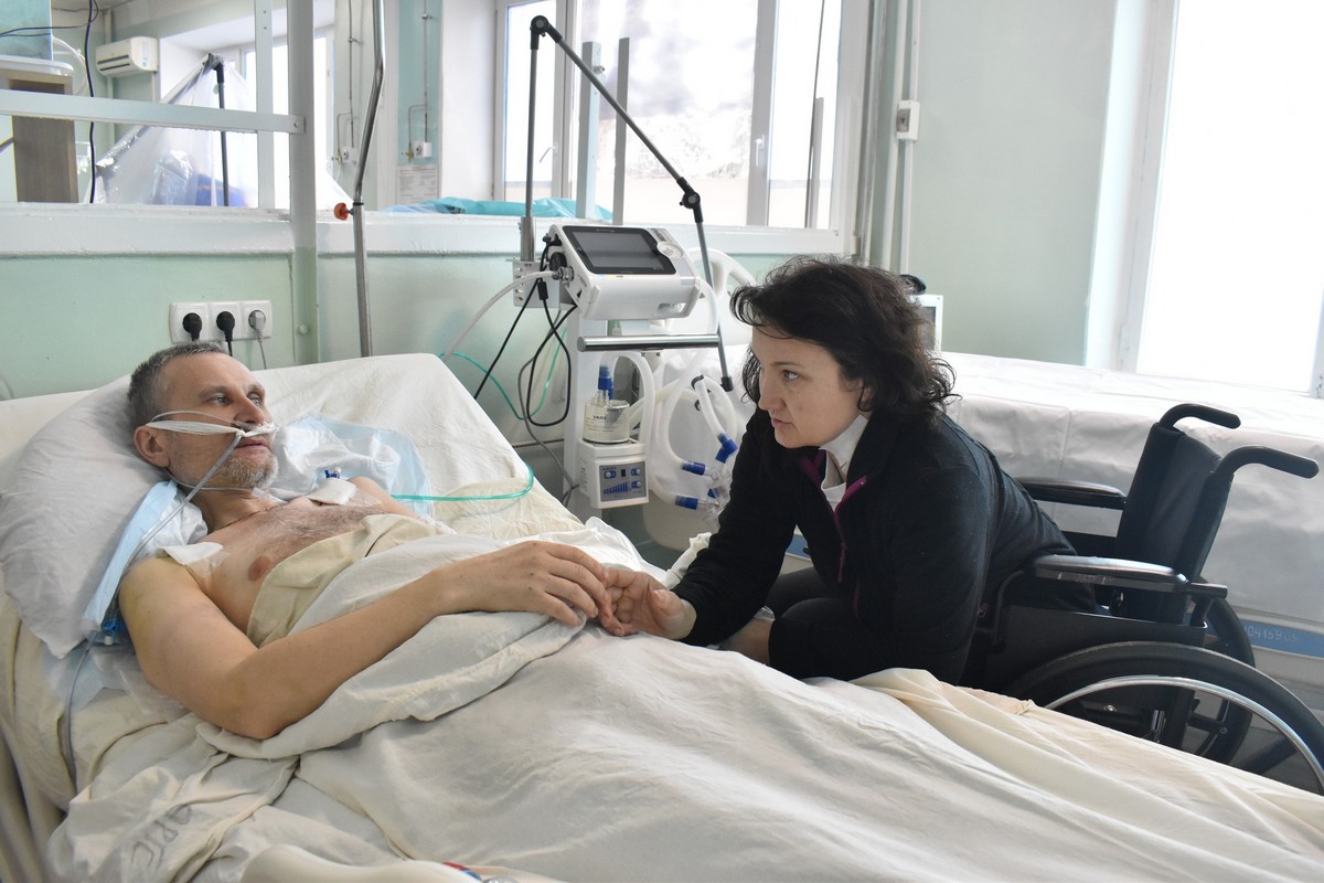 Йому відірвало руку, а вона, теж поранена, тягнула коханого на собі – у Мечникова рятують двох Захисників