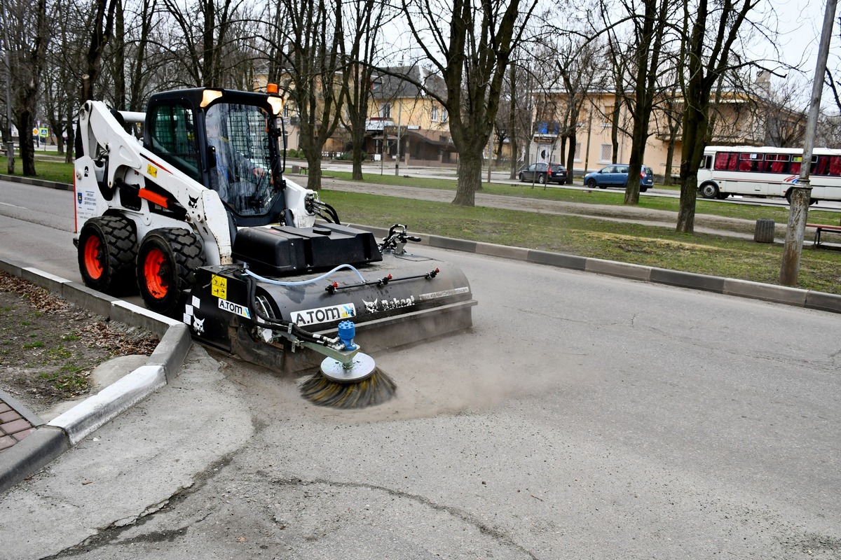 Комунальникик Нікополя очищають дороги за допомогою спецтехніки