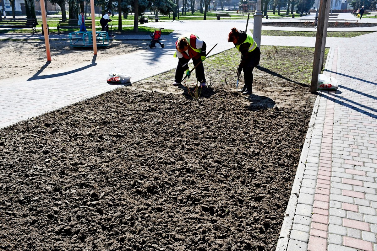 У Нікополі проводять аерацію газонів і упорядковують клумби