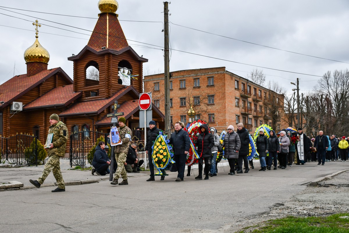 Нікополь 30 березня провів у останню путь загиблого Героя (фото)