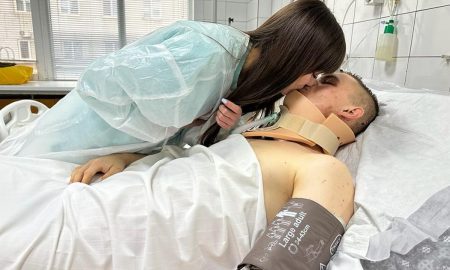 «Ризикуючи усім, йшов на танки» - у лікарні Мечникова повінчали бійця і його наречену