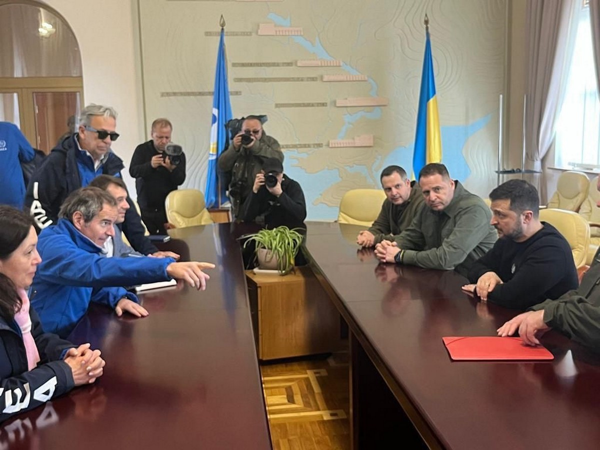 Зеленський на Запоріжжі зустрівся з директором МАГАТЕ і відвідав передові позиції бійців