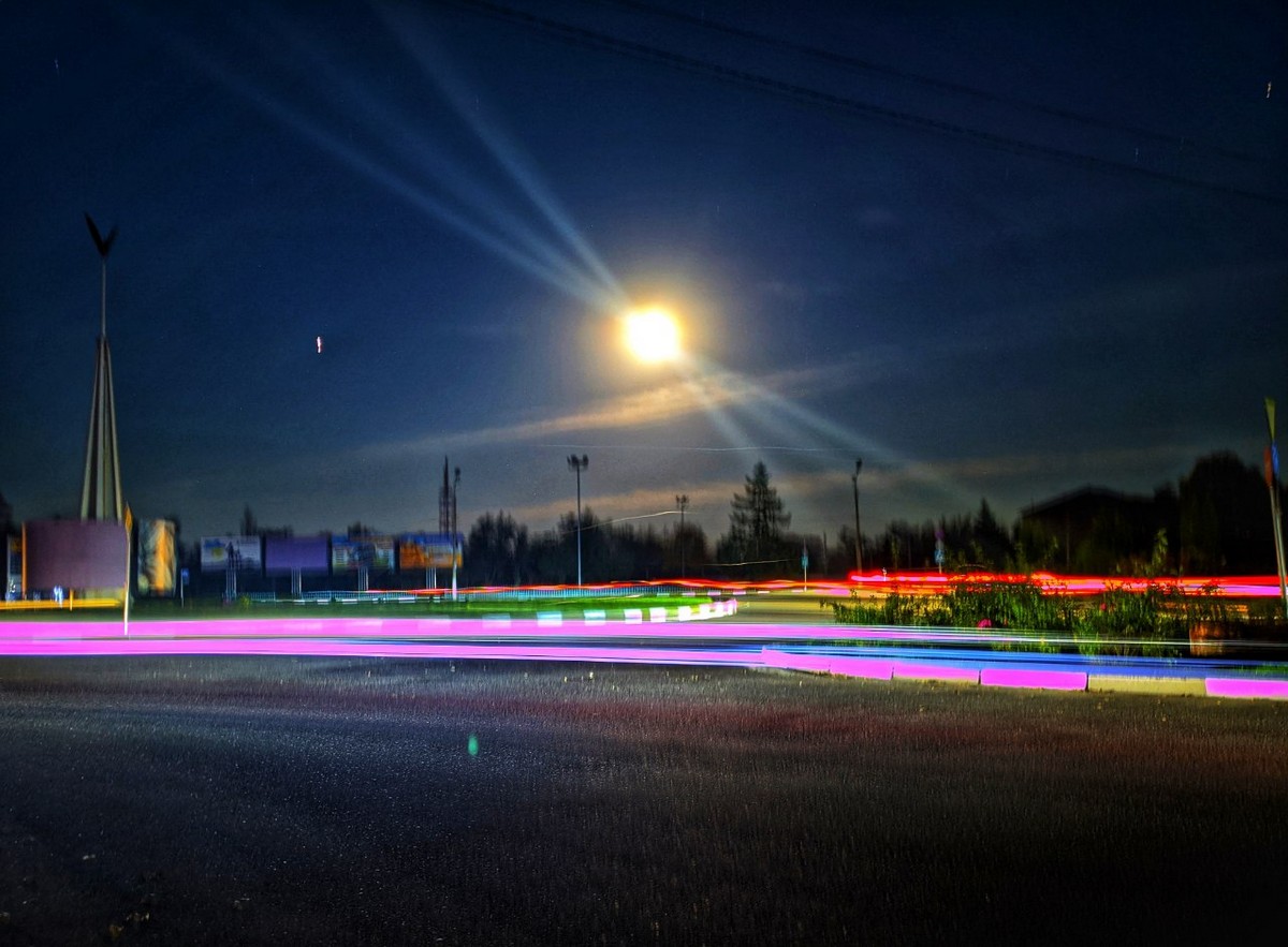 У світлі місяця і фар: як виглядає Нікополь вечірній (фото)