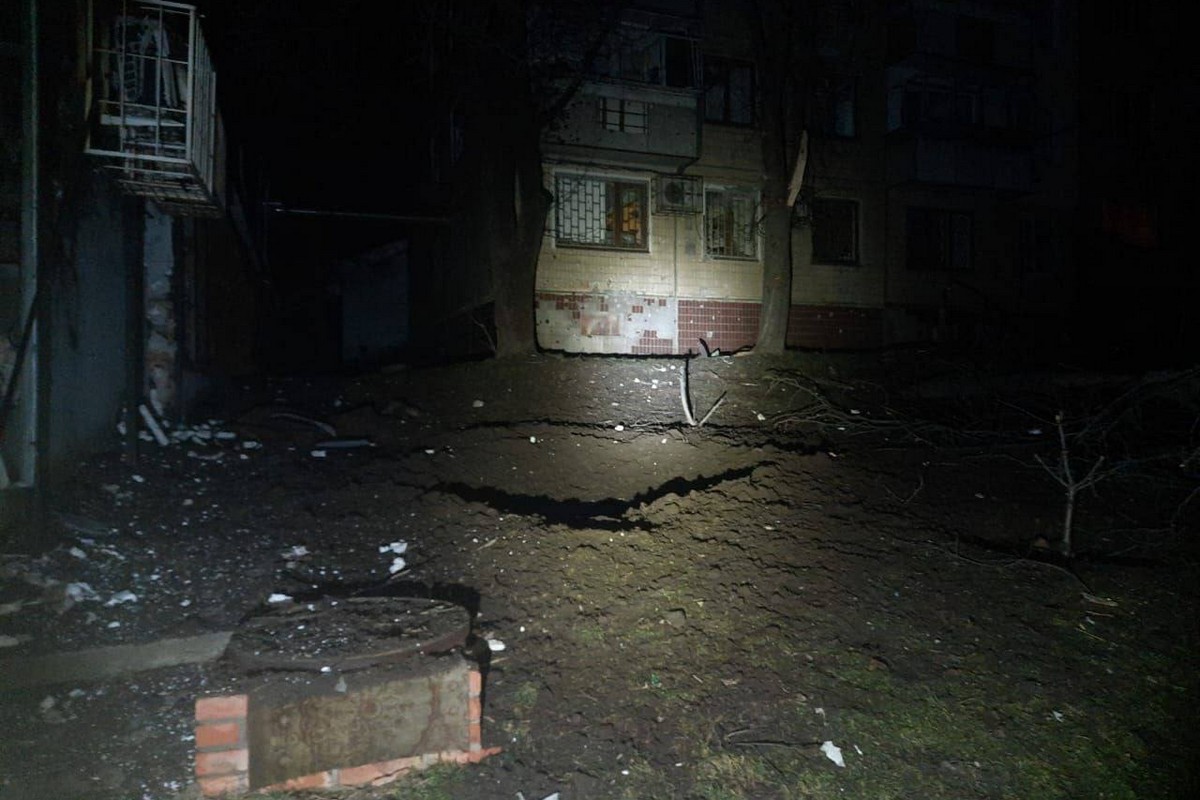 Армія рф обстріляла Нікополь в ніч на 2 березня: пошкоджено багатоповерхівки, навчальний заклад, магазин