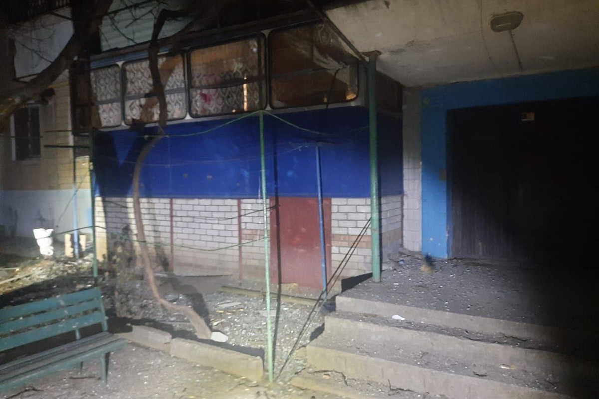 Армія рф обстріляла Нікополь в ніч на 2 березня: пошкоджено багатоповерхівки, навчальний заклад, магазин