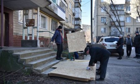 У Нікополі 2 березня ліквідовують наслідки нічного обстрілу (фото)