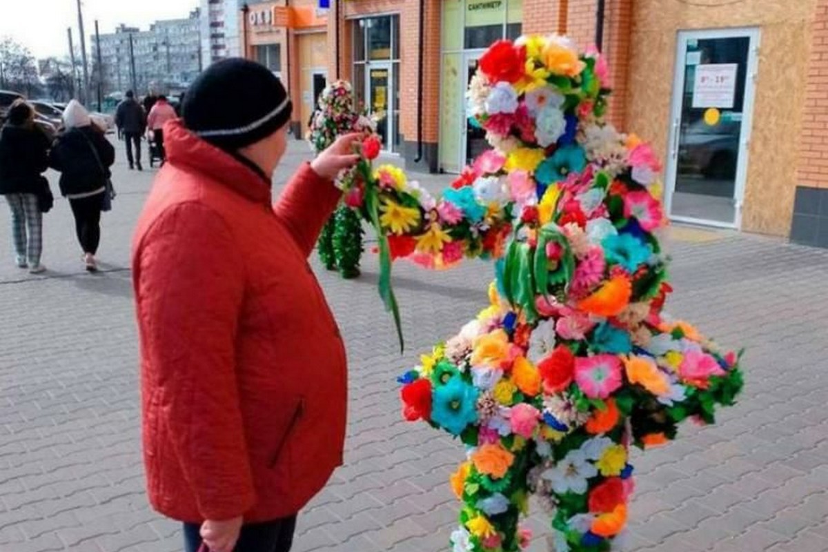У Дніпрі дивні «люди-клумби» привітали жінок з весною (фото)
