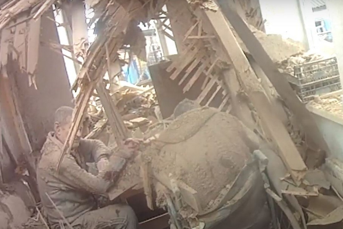 Відео порятунку пораненого подружжя пенсіонерів у Нікополі після обстрілу 12 квітня (відео)