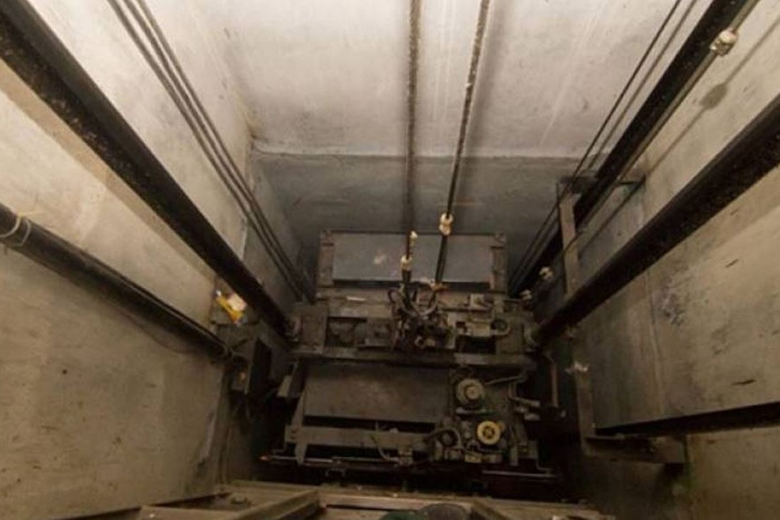 У Марганці 73-річний чоловік  впав у шахту ліфта і отримав важкі травми