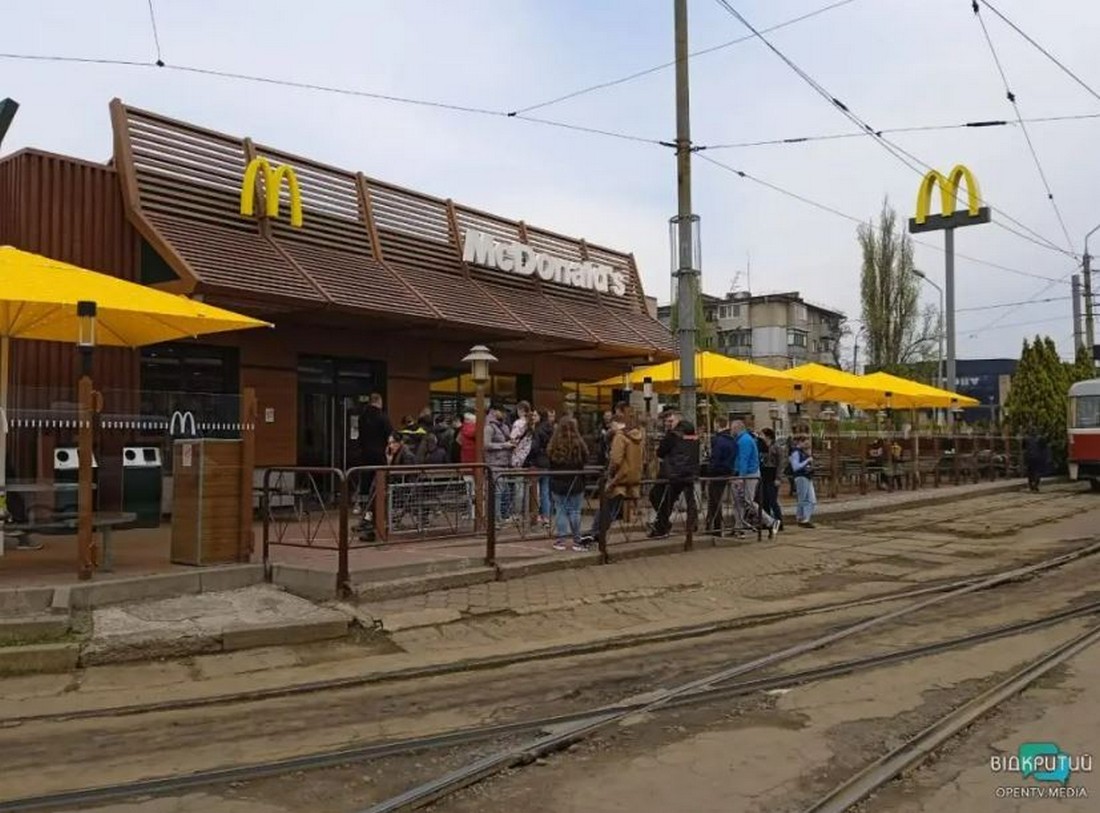 Макдональдс у Дніпрі відновив роботу: у місті черги і корки (фото)