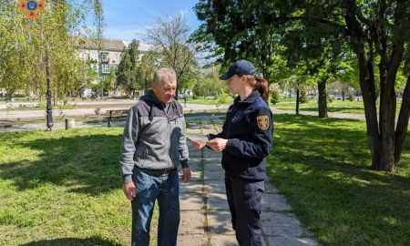 У Нікополі надзвичайники поспілкувалися з мешканцями на вулицях міста (фото)