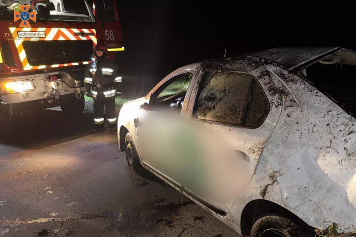 Під Дніпром автомобіль впав з мосту: четверо постраждалих