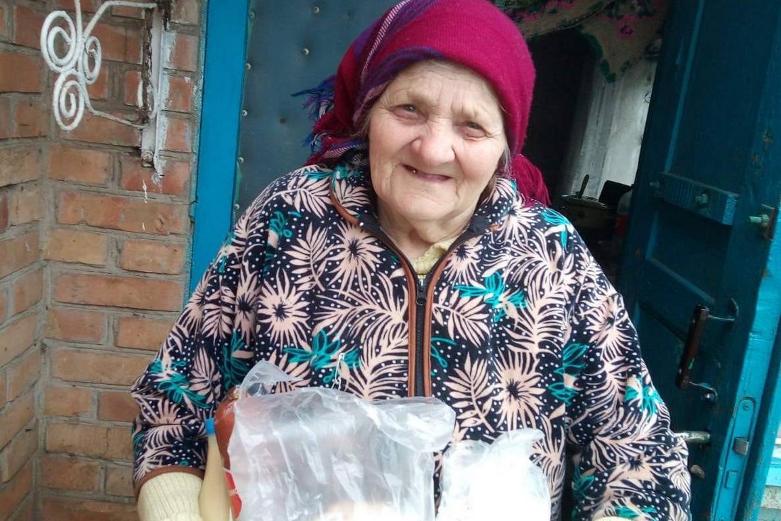 У Томаківці літнім мешканцям вручили 157 продуктових наборів до Великодня