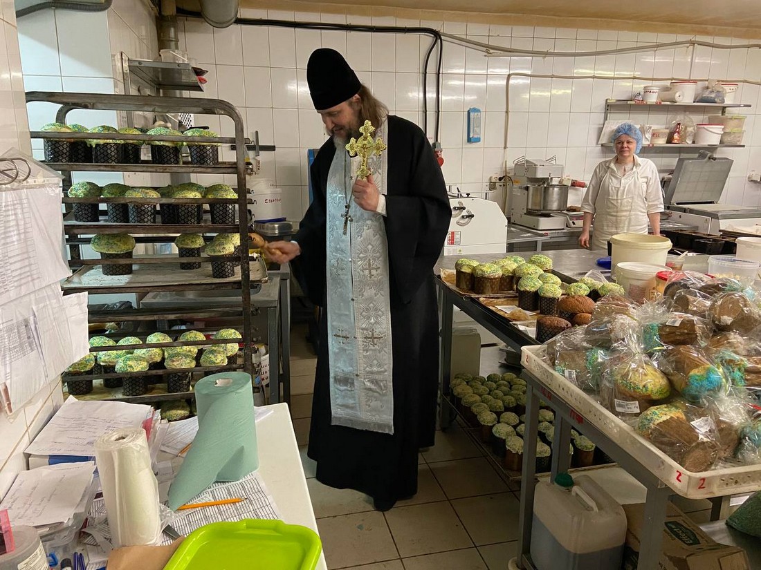 У Нікополі священники УПЦ МП освячували паски прямо у «Варусі»
