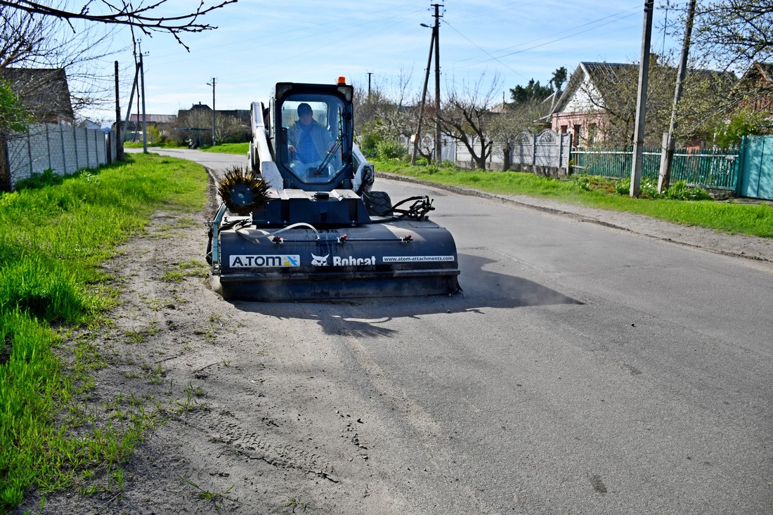 У Нікополі ремонтують дороги і косять траву 17 квітня (фото)