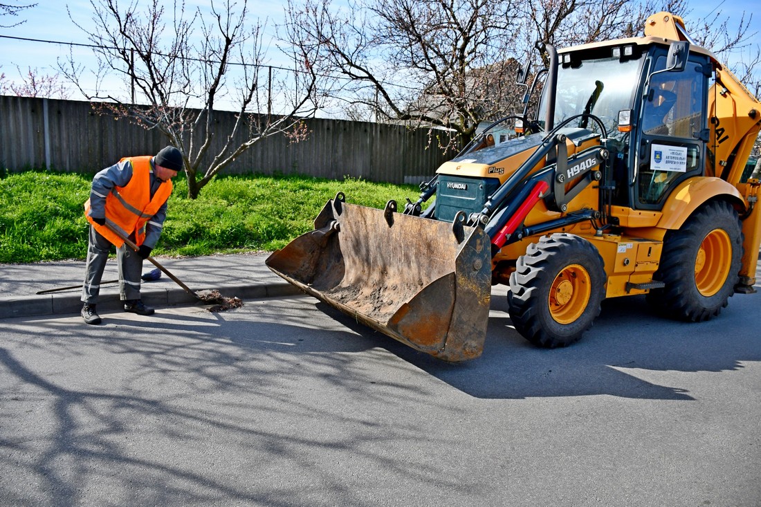 У Нікополі ремонтують дороги і косять траву 17 квітня (фото)