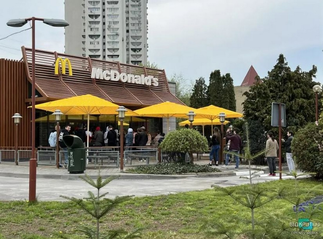 Макдональдс у Дніпрі відновив роботу: у місті черги і корки (фото)