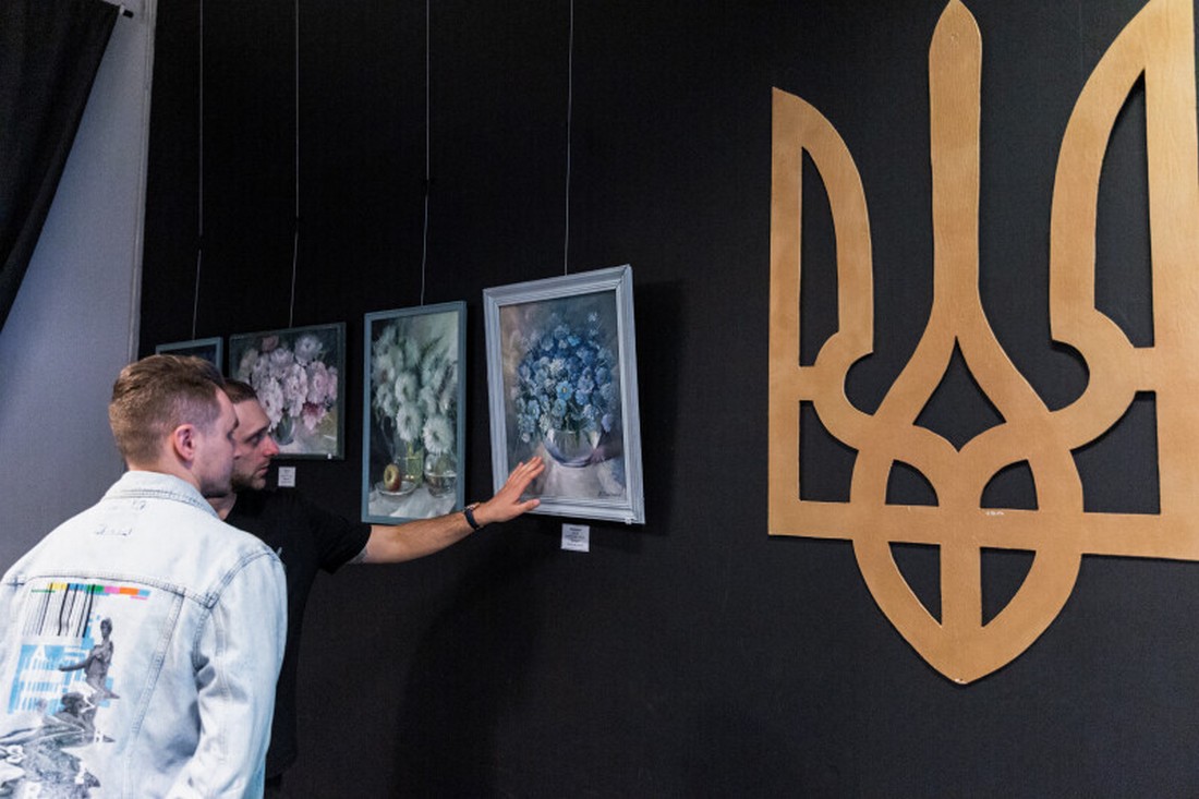 Пише картини під обстрілами: в Гданську пройшла виставка художника з Нікополя (фото, відео)