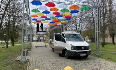 Парасольки повертаються – у Покрові знову встановлюють популярну інсталяцію