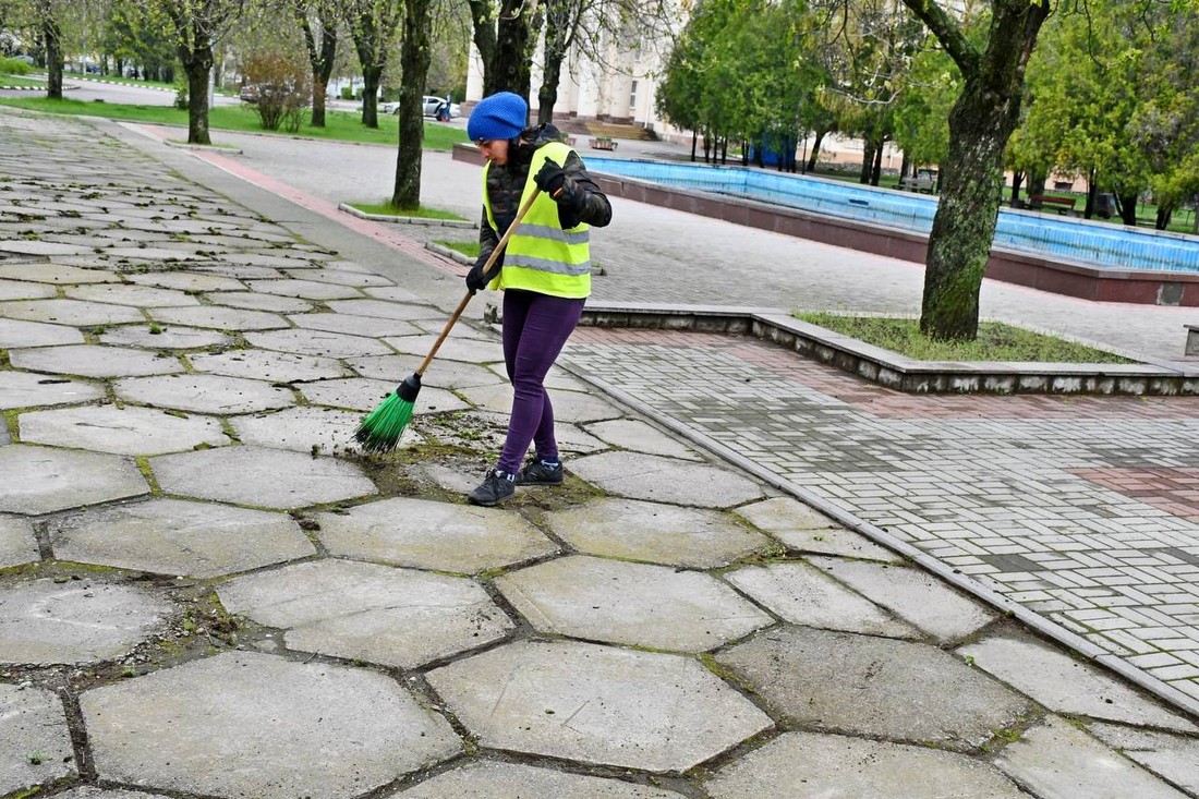 У Нікополі прибирають старе дерево, яке впало у парку, і виконують інші роботи (фото)