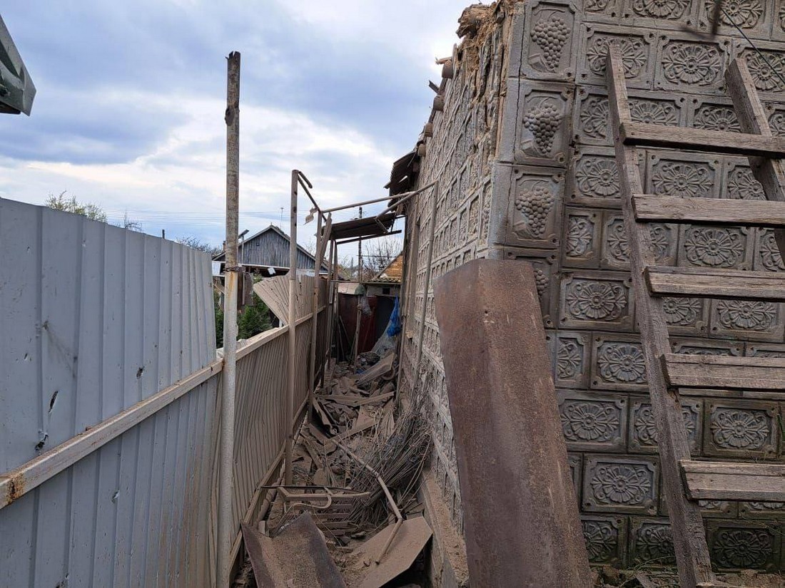 Ворог обстріляв Нікополь 13 квітня, понівечено 11 будинків (фото)