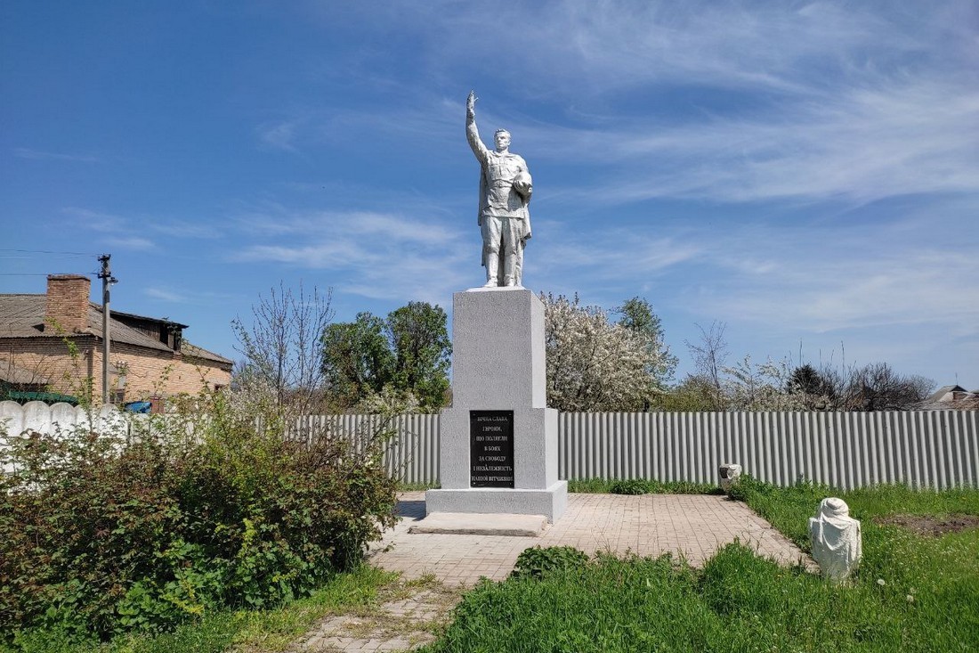 У Червоногригорівці відновили пошкоджену обстрілами пам’ятку «Братська могила»