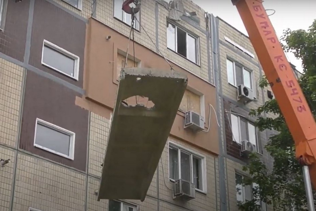 У Нікополі показали, як ремонтують дахи після ворожих обстрілів (відео)
