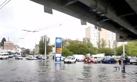 У Дніпрі злива затопила АТБ, кінотеатр, громадський транспорт і вулиці (фото, відео)