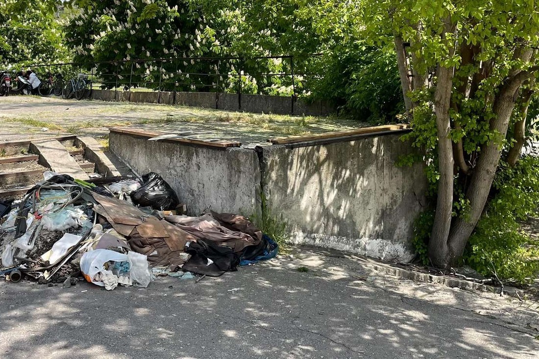 У Нікополі посеред вулиці влаштували сміттєзвалище – комунальники все прибрали