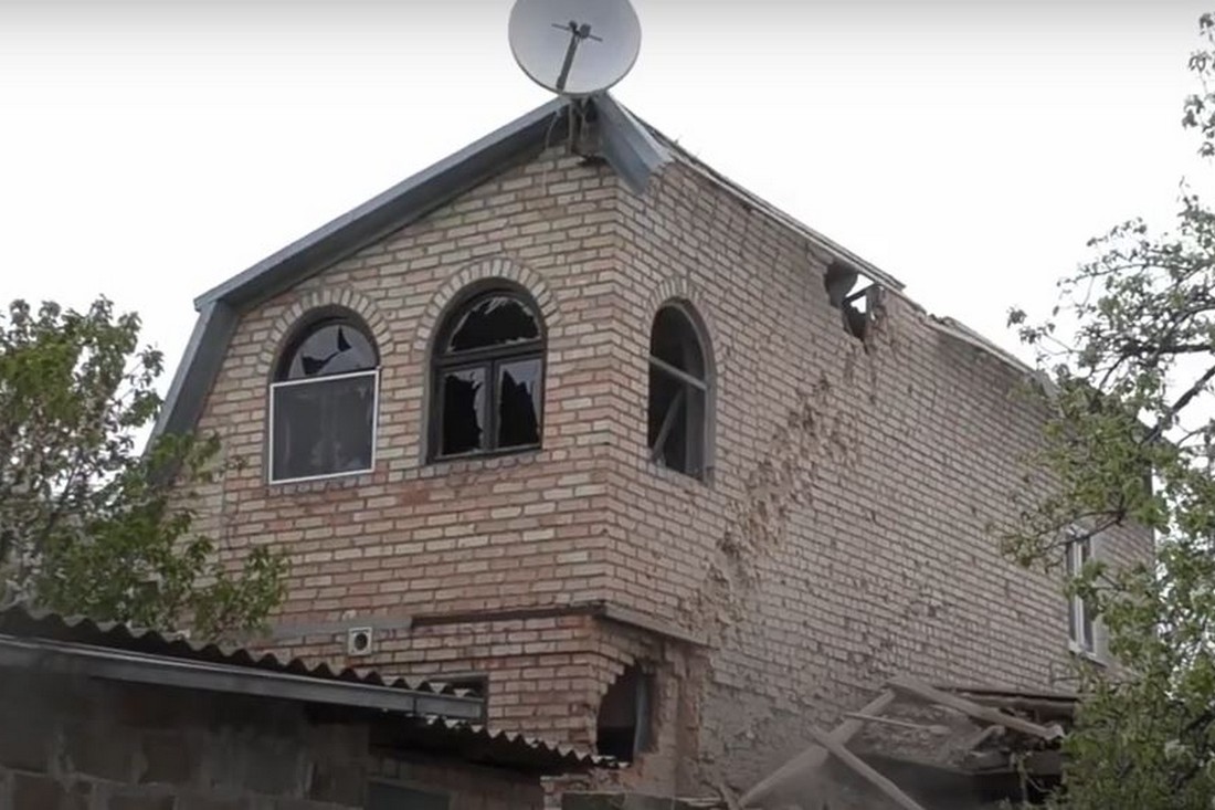 У Нікополі показали, як ремонтують дахи після ворожих обстрілів (відео)