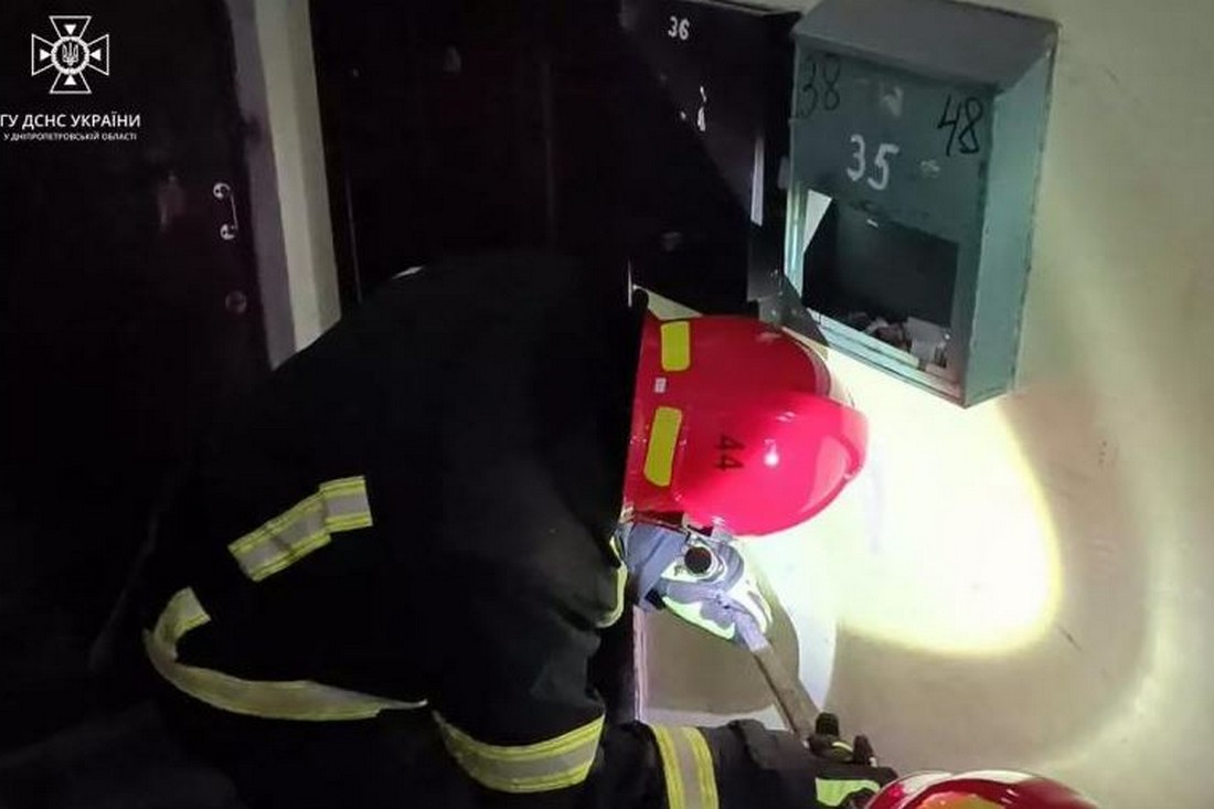 В Покрові 3-річний хлопчик закрився в квартирі – на допомогу прийшли рятувальники (фото, відео)