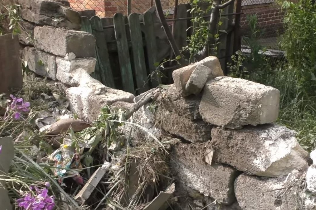 У Нікополі екстрено ремонтують будинки після нічного обстрілу: мешканці показали наслідки прильотів (відео)