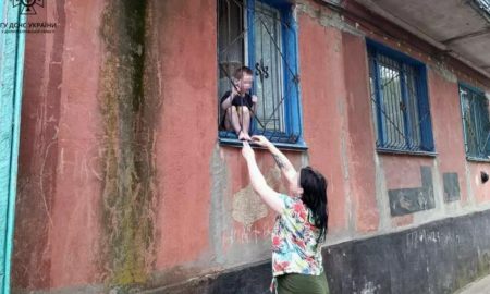 В Покрові 3-річний хлопчик закрився в квартирі – на допомогу прийшли рятувальники (фото, відео)