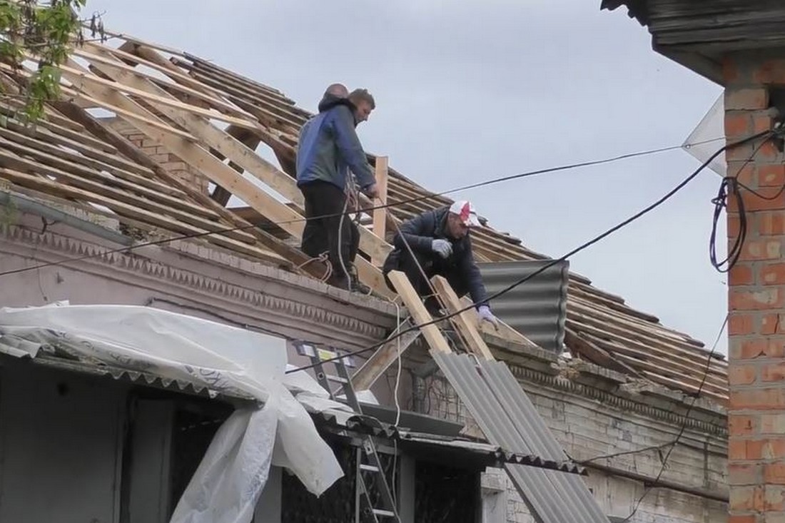 У Нікополі розбиті дахи після обстрілів ремонтують за рахунок бюджету (відео)