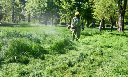 У Нікополі під обстрілами косять траву і готують до запуску фонтан (фото)