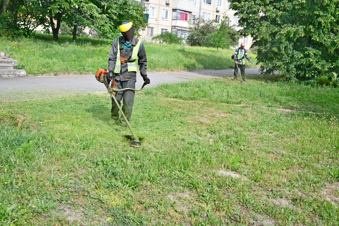 Трава, квітники і дороги – чим зайняті комунальники Нікополя 29 травня (фото)