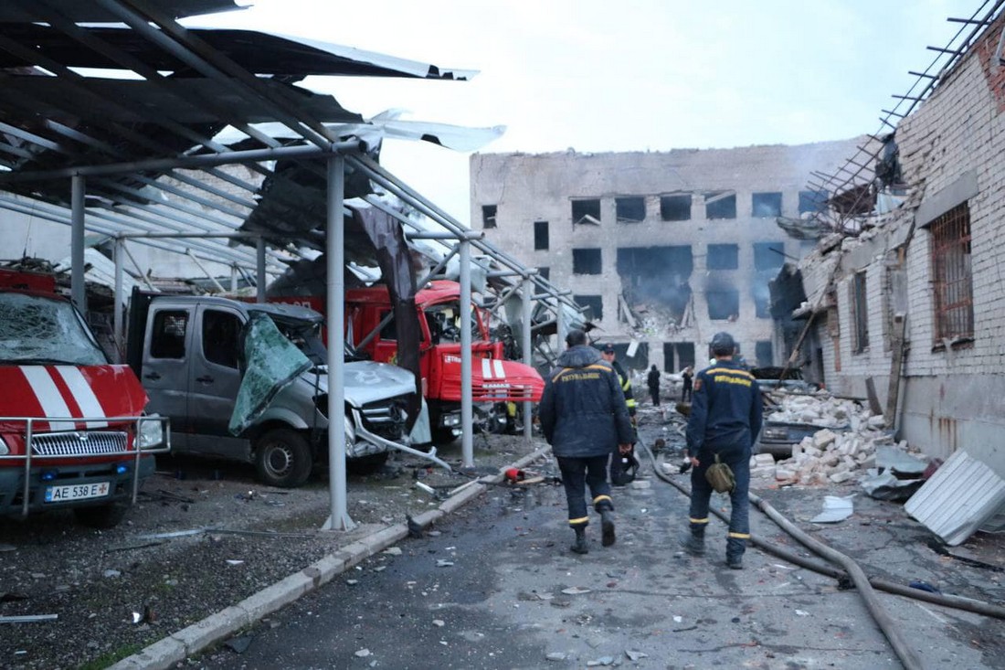 Цинічний удар по тих, хто рятує: наслідки ворожої атаки на підрозділ ДСНС у Дніпрі (фото, відео)