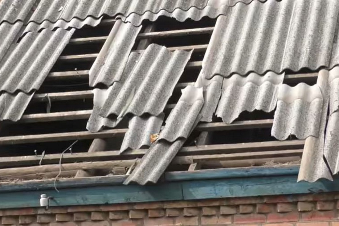 У Нікополі екстрено ремонтують будинки після нічного обстрілу: мешканці показали наслідки прильотів (відео)
