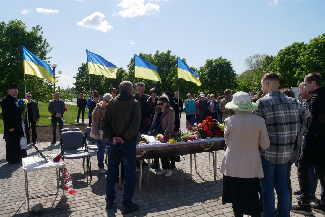У Покрові сьогодні провели в останню путь полеглого Захисника України (фото)