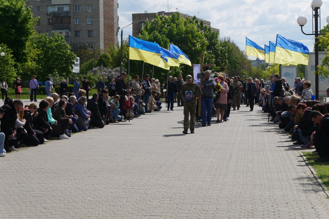 У Покрові сьогодні провели в останню путь полеглого Захисника України (фото)