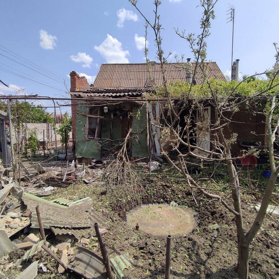 Ворог обстріляв Нікополь 13 травня вранці: є поранений і руйнування (фото, відео)