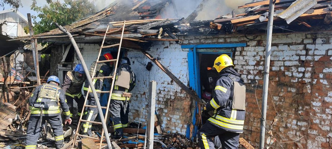 У Нікополі поранені троє дорослих і дитина, серйозні руйнування і пожежі внаслідок обстрілів 15 травня