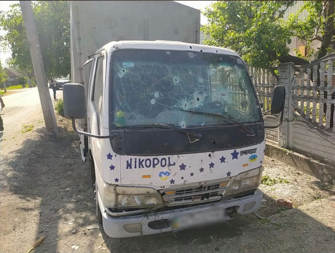 Снаряди влучили в житловий квартал: поліція показала наслідки обстрілу Нікополя 15 травня