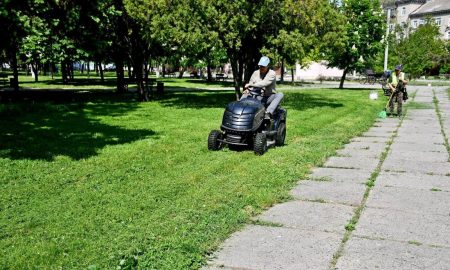 У Нікополі вже вдруге косять траву у парках, латають дорогу і наносять розмітку (фото)