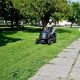 У Нікополі вже вдруге косять траву у парках, латають дорогу і наносять розмітку (фото)