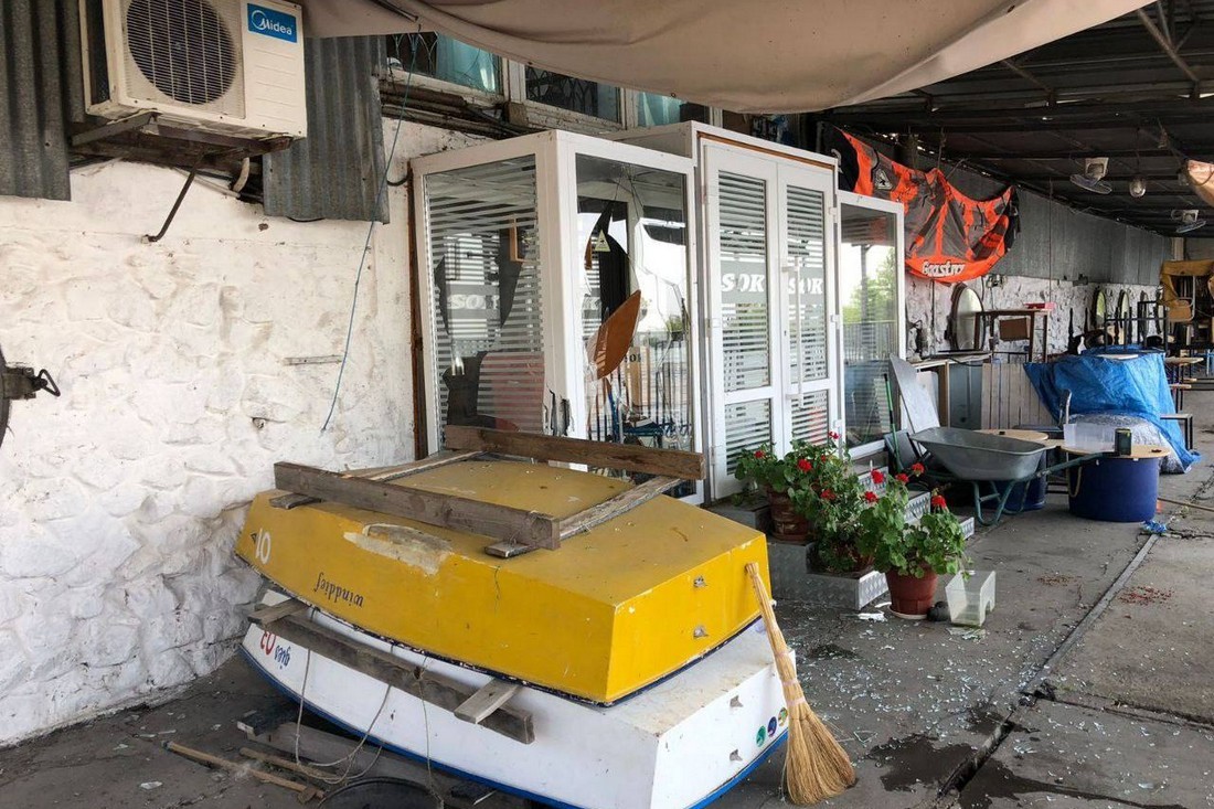 У Нікополі ворожі снаряди пошкодили спортивно-оздоровчий комплекс і будинок