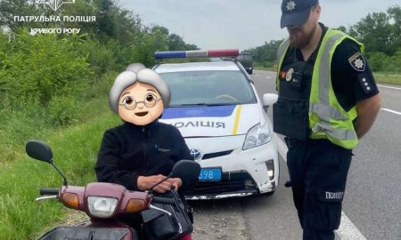 На Дніпропетровщині літня жінка 1,5 доби простояла на узбіччі зі скутером, бо закінчився бензин