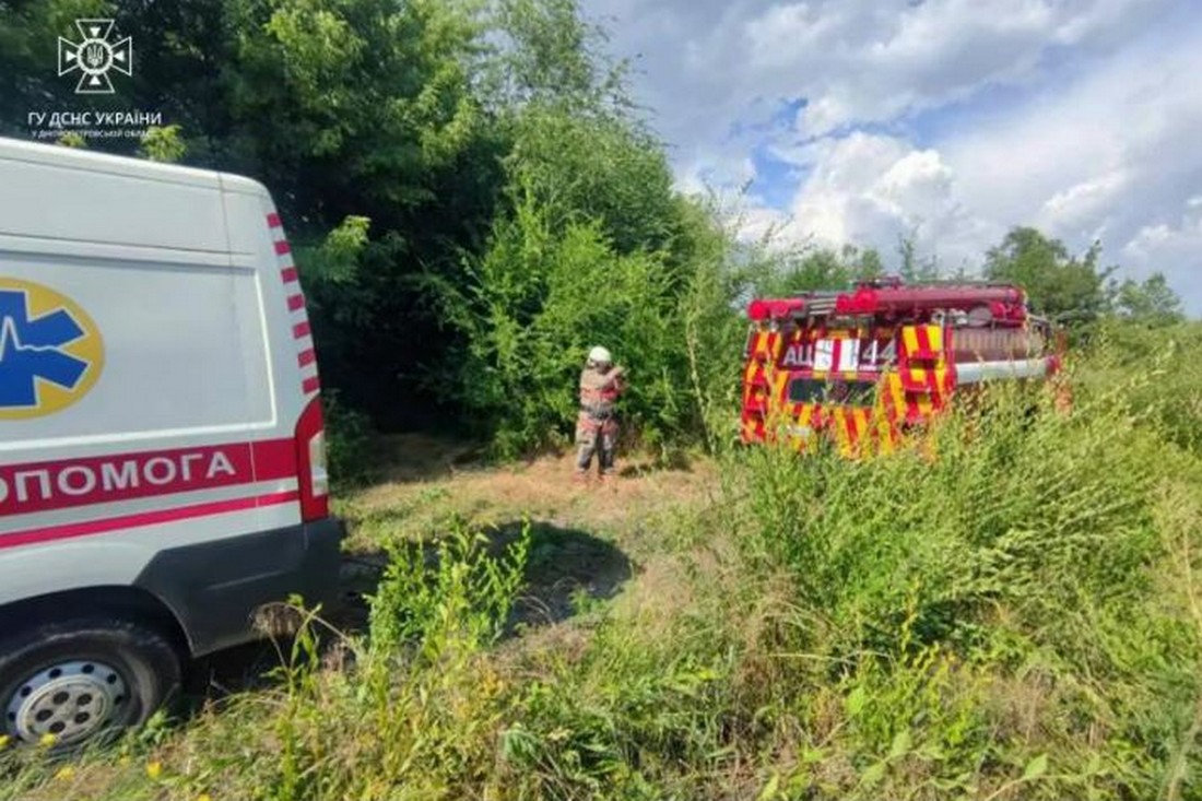 В Покрові «швидка» застрягла в ямі на дорозі – на допомогу прийшли рятувальники